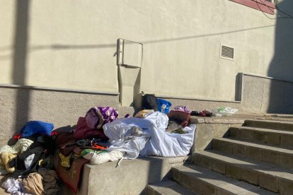 Els estris d’una persona sense llar en un racó del carrer Gairoles, al Centre Històric, ahir.
