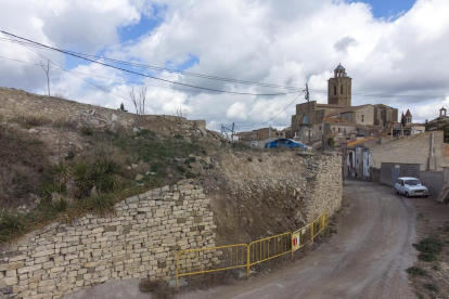 Comienza la restauración del muro de la plaza del castillo de Cervera