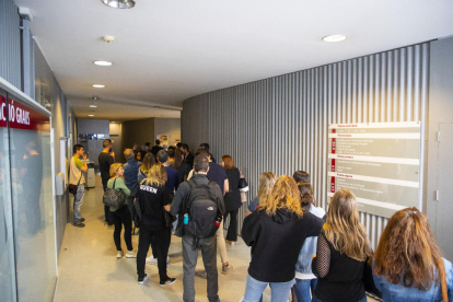 Cues per entrar en una aula per fer les proves dissabte al campus de la Universitat de Lleida.