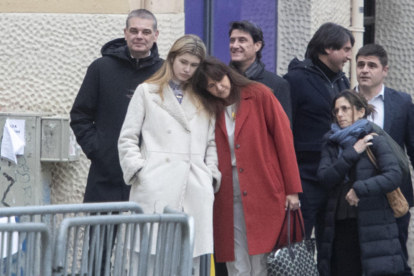 La presidenta de Junts, Laura Borràs, acompañada por su hija en su llegada al juzgado.