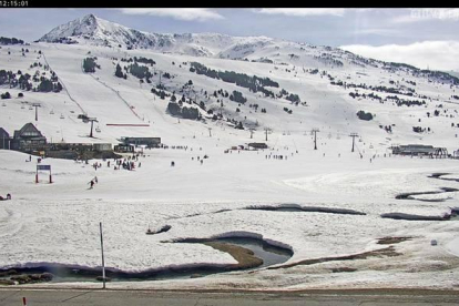 Les instal·lacions de Baqueira Beret amb alguns esquiadors ahir al matí.