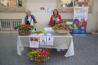 Voluntàries d’Oncolliga en una de les taules de la campanya ‘Una flor per a un projecte’ a Lleida.