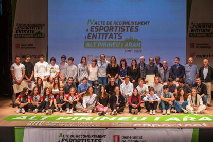 Los deportistas de la demarcación del Alt Pirineu i Aran premiados ayer por la Generalitat en Sort.