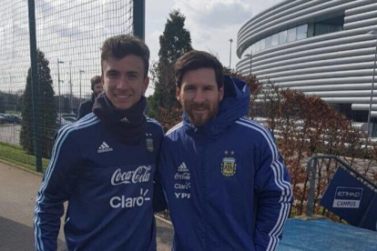 El jugador del Lleida pressiona Messi en un entrenament.