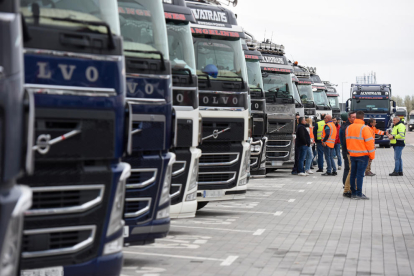 Muchos camiones continuaban parados mientras se desarrollaban las negociaciones en Madrid.