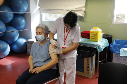 Una dona, rebent una vacuna en un CAP de Lleida.