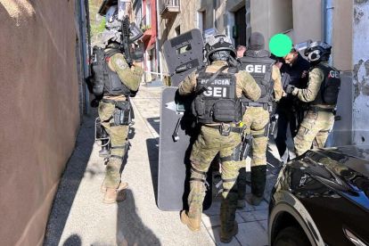 El GEI de los Mossos d'Esquadra en Sant Hipòlit.