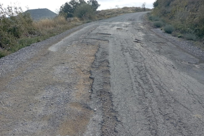Treballs per convertir en camí de terra un tram de la carretera de Castelldans a Cervià (esquerra) i imatge del mal estat que presenta la calçada.