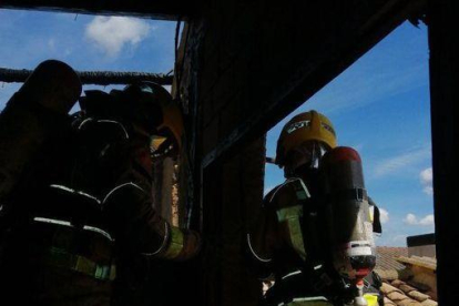 Els Bombers, treballant a l'incendi d'aquest divendres a Sant Llorenç de Morunys.