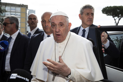 El papa Francesc surt de l'hospital després de tres nits ingressat per bronquitis