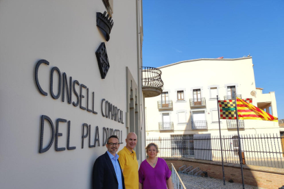 Jordi Martínez, el president, Carles Palau, i Maribel Zamora, en la presentació del nou cartipàs del consell comarcal del Pla d'Urgell.