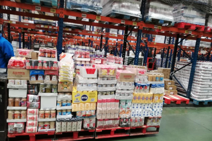 Productes en palets al magatzem d’un supermercat.