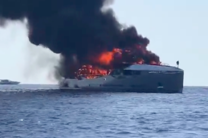 VÍDEO. Un incendio destruye un yate de 45 metros de eslora en Formentera