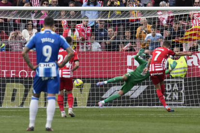 El Girona supera al Espanyol con un gol de penalti en el minuto 88
