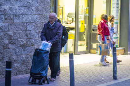 Consumidors sortint d’un supermercat de Lleida ahir, primer dia de rebaixa de l’IVA.