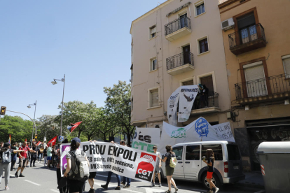 Membres de la PAH i la CGT a les portes de l’edifici.