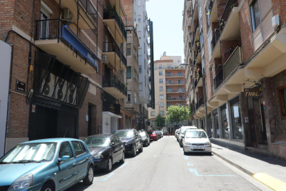 Vista del carrer Sans i Ribes, amb el número 6 a l’esquerra.