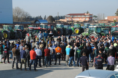 Concentración de tractores en Golmés para protestar contra la plaga de conejos.
