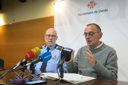 El alcalde de Lleida, Miquel Pueyo, y el intendente de la Guardia Urbana, Josep Ramon Ibarz, en rueda de prensa