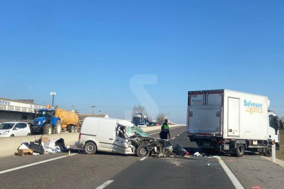 Los dos vehículos implicados en el choque de este miércoles en la Ll-11 en Lleida.