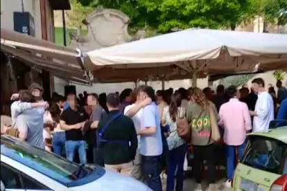 La terraza de uno de los bares, llena de clientes ocupando la acera. 