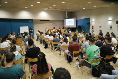 Docents rebent instruccions abans de l'examen a l'EOI.