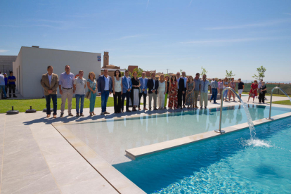 El expresident Artur Mas inauguró ayer las piscinas de La Portella junto a autoridades locales.