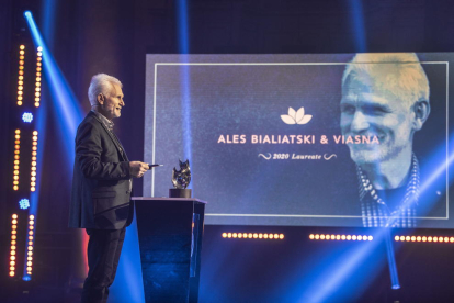 El bielorruso Ales Bialiatski en una foto de 2020 cuando recibió el Premio Right Livelihood, conocido como el Nobel Alternativo.