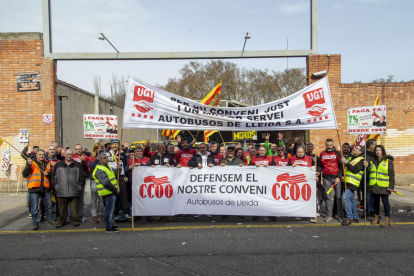 Un piquet bloquejant la porta de les cotxeres d’Autobusos de Lleida-Moventis.