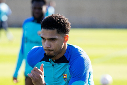 Araujo ja s’ha incorporat als entrenaments del Barça.