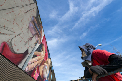 Sabotaje al Montaje contemplant el seu mural al campus de Cappont.