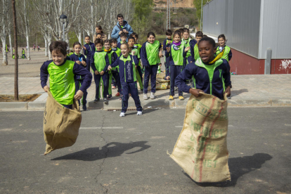 Las carreras de sacos pusieron a prueba el equilibrio de los participantes.