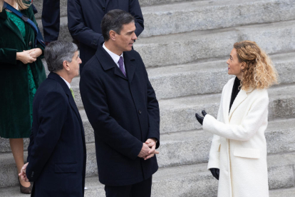 Sánchez conversa con Meritxell Batet en presencia del presidente del TC, Pedro González-Trevijano.