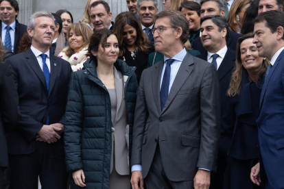 Sánchez conversa amb Meritxell Batet en presència del president del TC, Pedro González-Trevijano.