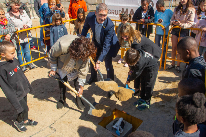 La colocación de la primera piedra de la nueva escuela de Albesa con el conseller González-Cambray.