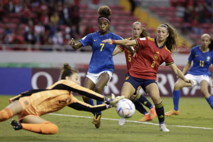 Silvia Lloris lluita una pilota amb la portera de Brasil.