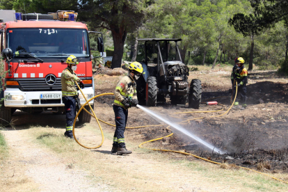 A l’esquerra, fum a prop de l’A-2, a Collbató. A la dreta, els Bombers apaguen flames al costat d’un tractor cremat, a Montroig.