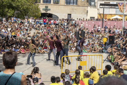 La plaça de les Nacions Sense Estat, plena de públic