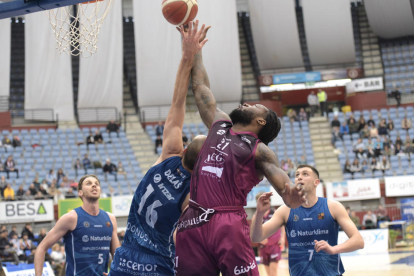 Mig centenar de seguidors de l’ICG Força Lleida van animar l’equip des de la grada.