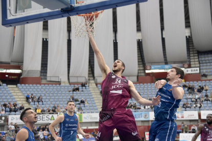 Mig centenar de seguidors de l’ICG Força Lleida van animar l’equip des de la grada.