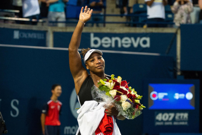 Serena recibió un ramo de flores en su última presencia en Toronto.