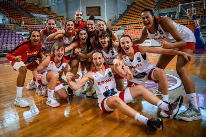 Las jugadoras festejaron la clasificación al final del partido.