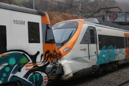 Imatge de l'encalç de dos trens a l'estació de Montcada i Reixac Manresa