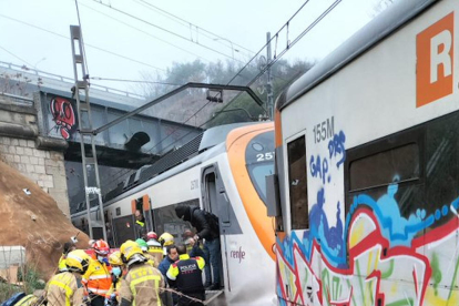 Imatge de l'atenció als ferits per l'encalç de dos trens a l'estació de Montcada i Reixac Manresa