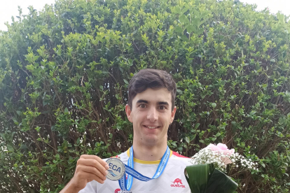 Miquel Travé posa con la medalla de plata lograda ayer en la modalidad de patrullas del Europeo.