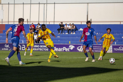 Pape Diamanka, rematando el pase atrás de Comeras, para anotar el primer gol del partido y estrenarse como goleador con la camiseta del Lleida. 