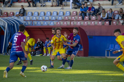 Pape Diamanka, rematando el pase atrás de Comeras, para anotar el primer gol del partido y estrenarse como goleador con la camiseta del Lleida. 