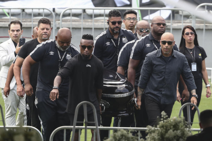 El césped del estadio Vila Belmiro, del Santos, acoge la capilla ardiente de Pelé, ante la que empezó el desfile de miles de aficionados.