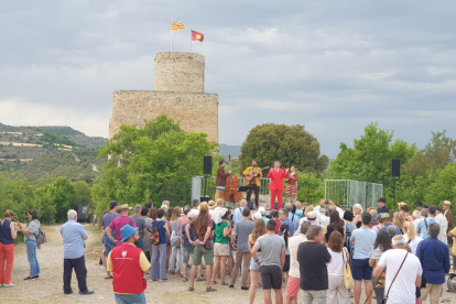 El castell i la col·legiata de Mur van acollir ahir l’estrena del muntatge ‘romànic’ de Comediants.