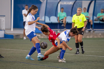 Ana Velázquez pierde el balón ante la presión visitante, en una acción del partido de ayer.